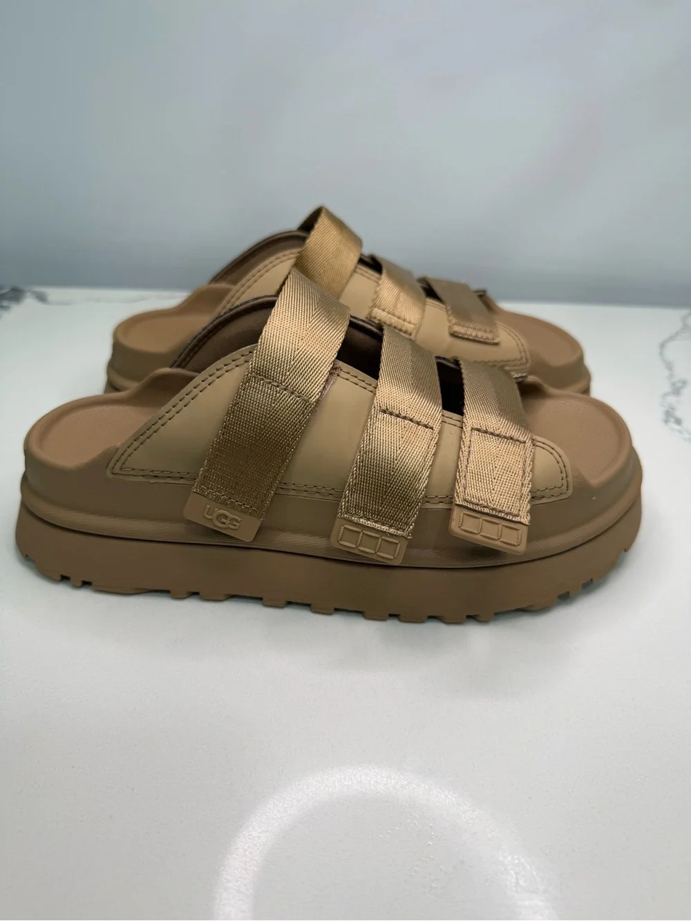 UGG Goldenglow Sandals Women's US 8 Dark Sand Round Toe Platform Slide